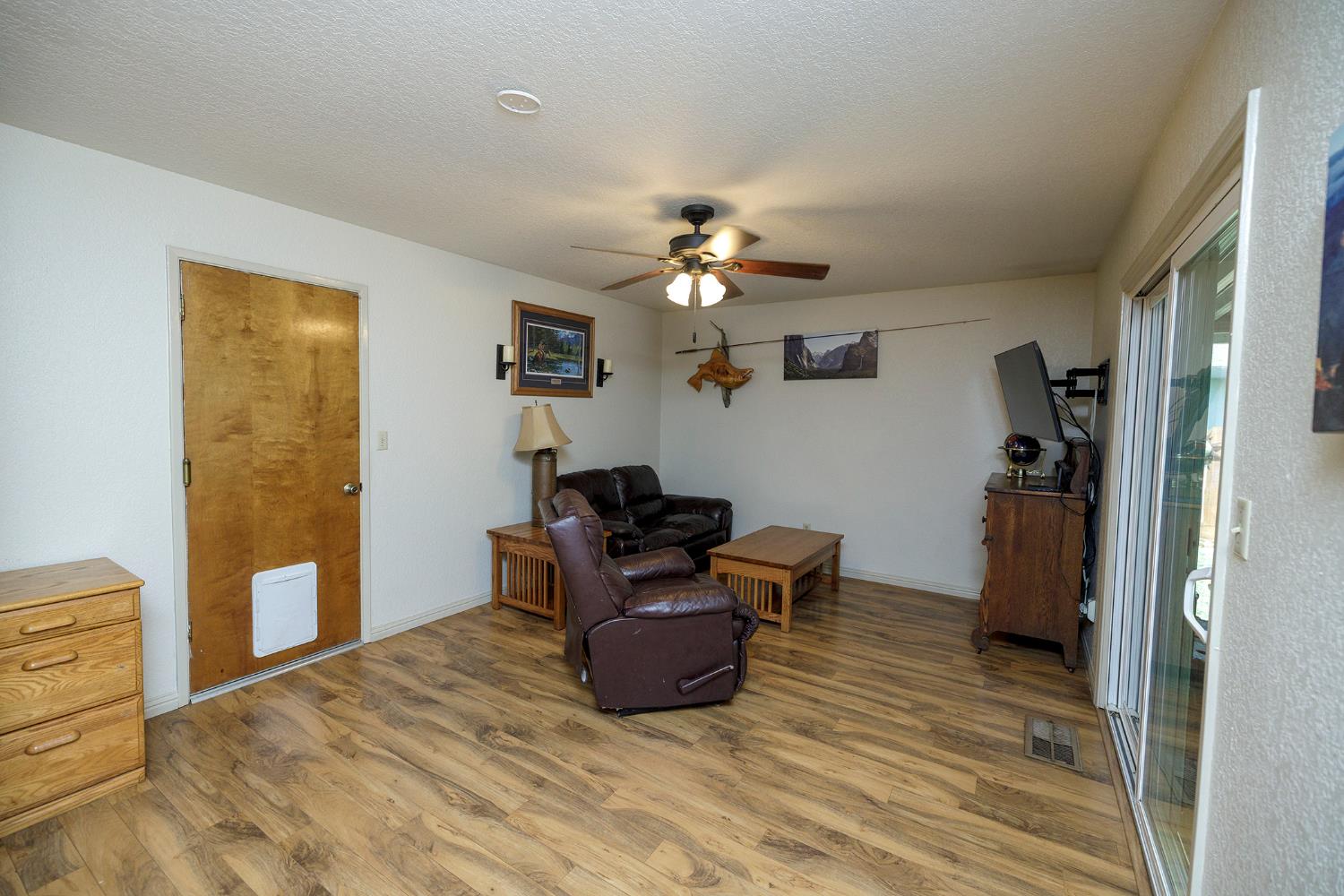 600 Zinfandel Dr, Escalon, CA 95320