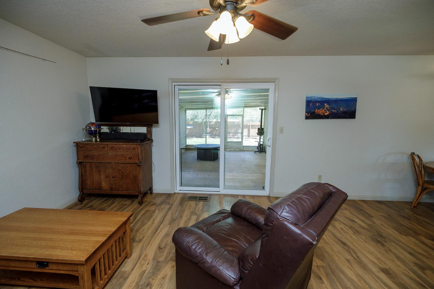 600 Zinfandel Dr, Escalon, CA 95320