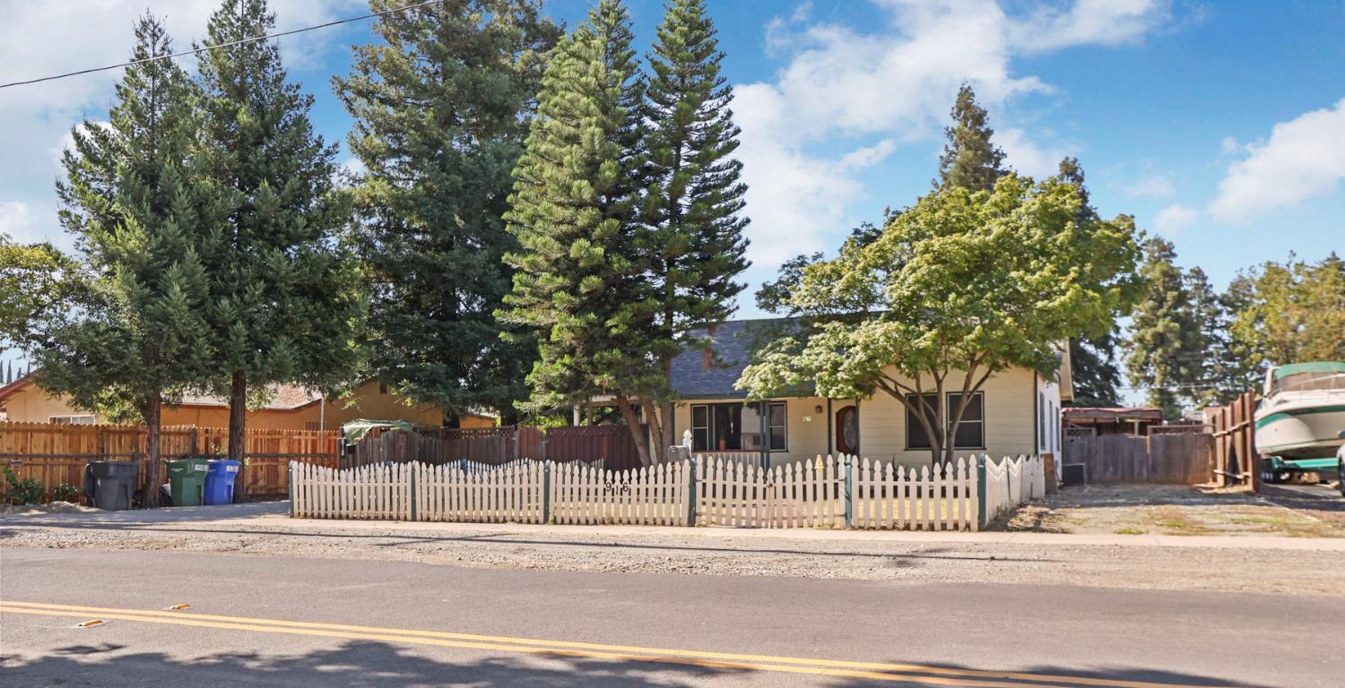 916 Elm Ave, Modesto, CA 95354