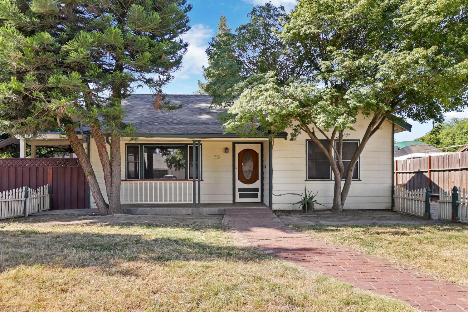 916 Elm Ave, Modesto, CA 95354
