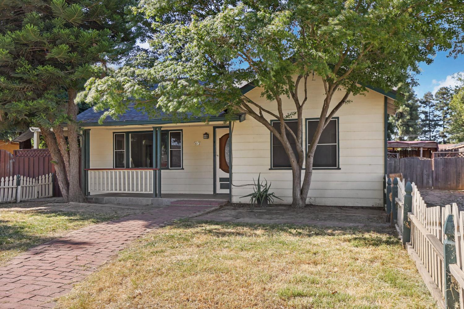 916 Elm Ave, Modesto, CA 95354