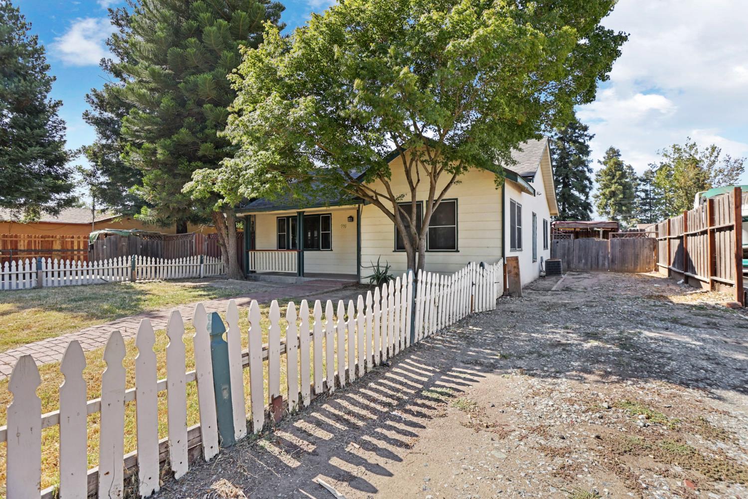 916 Elm Ave, Modesto, CA 95354