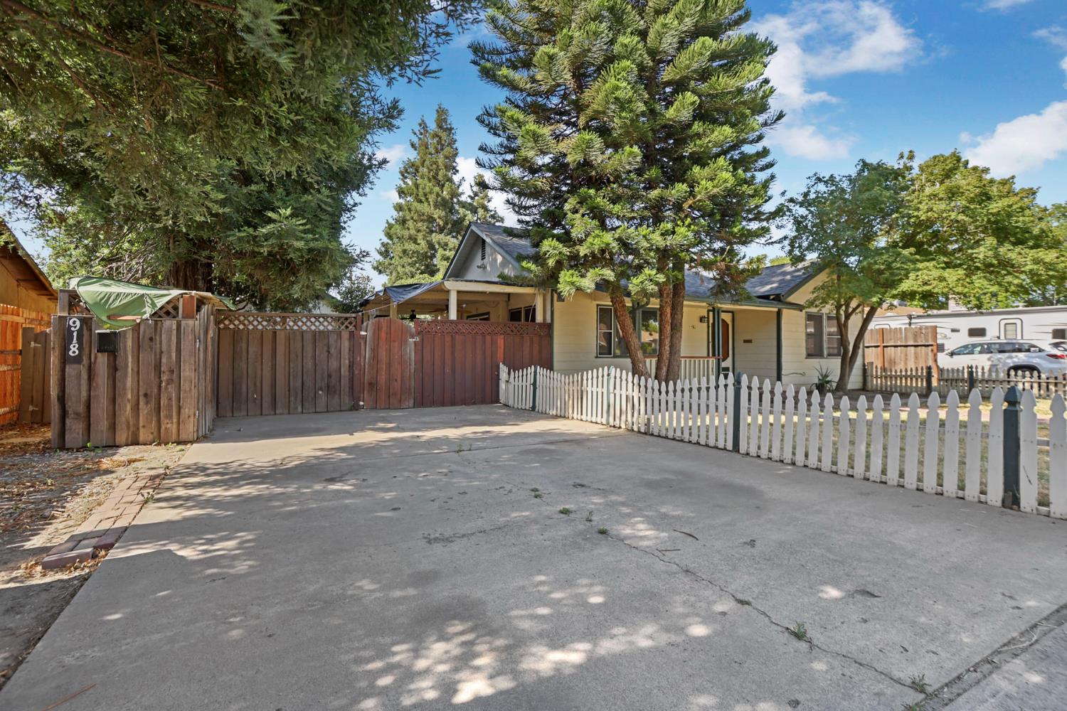 916 Elm Ave, Modesto, CA 95354