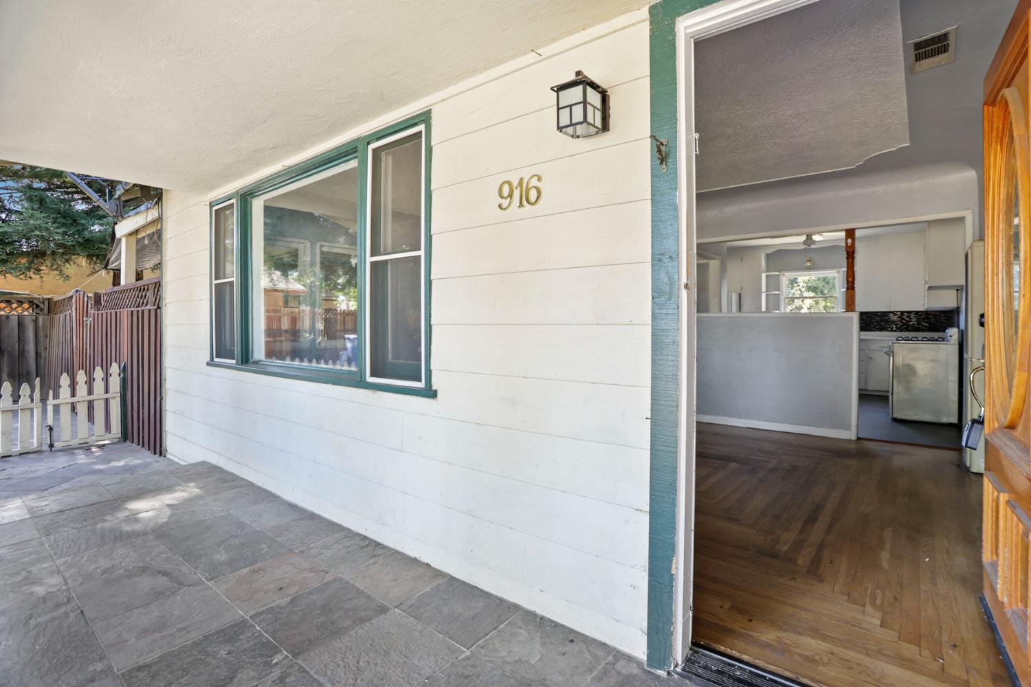 916 Elm Ave, Modesto, CA 95354