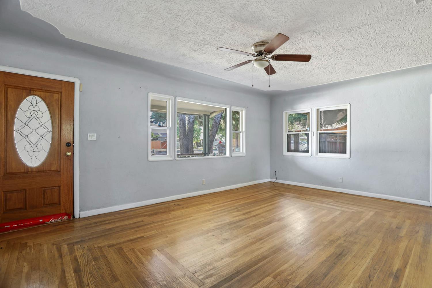 916 Elm Ave, Modesto, CA 95354