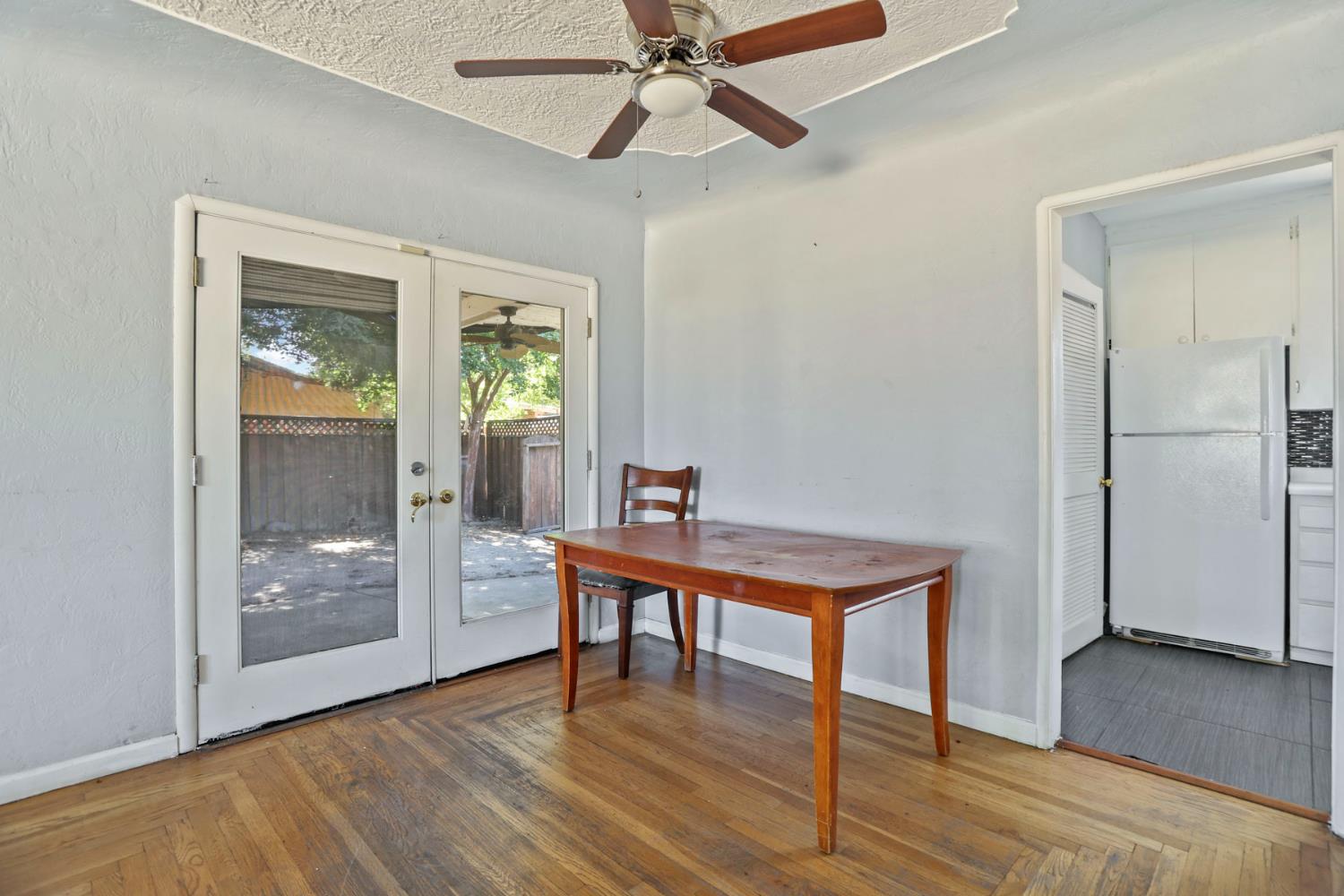 916 Elm Ave, Modesto, CA 95354