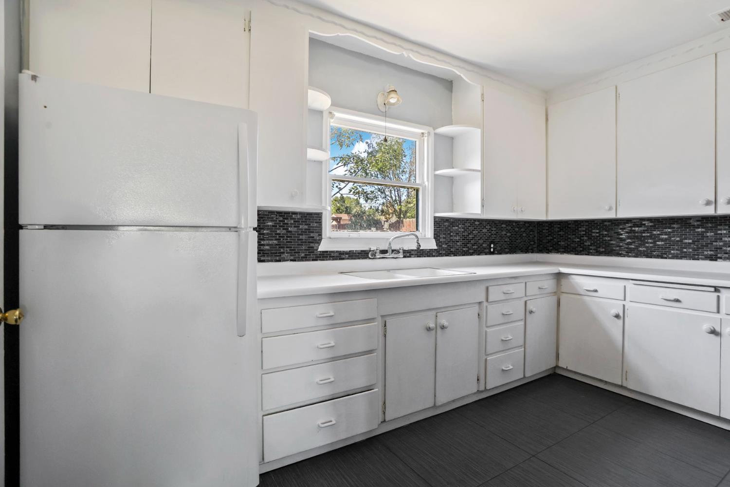 916 Elm Ave, Modesto, CA 95354