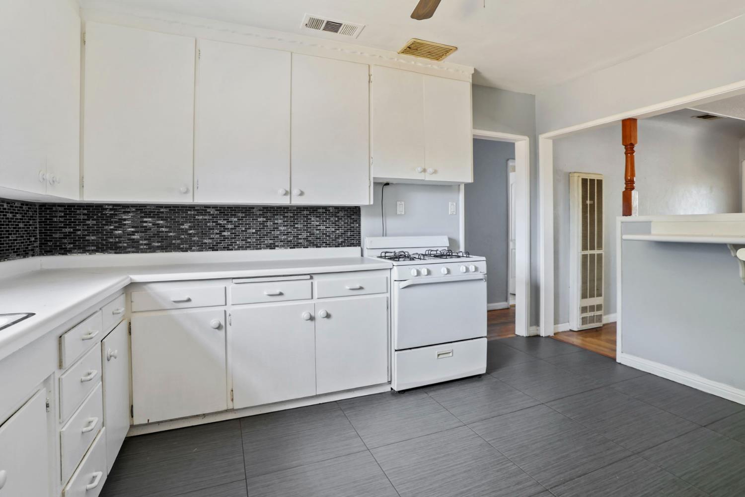 916 Elm Ave, Modesto, CA 95354