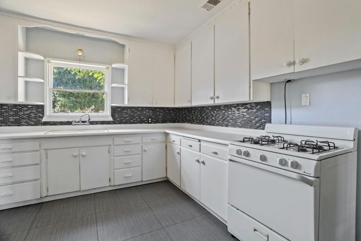 916 Elm Ave, Modesto, CA 95354