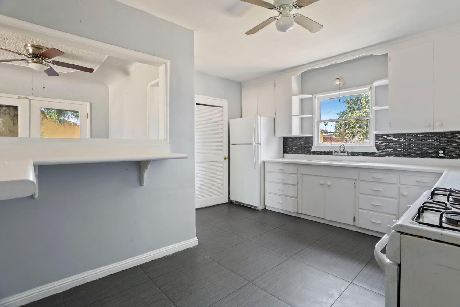 916 Elm Ave, Modesto, CA 95354