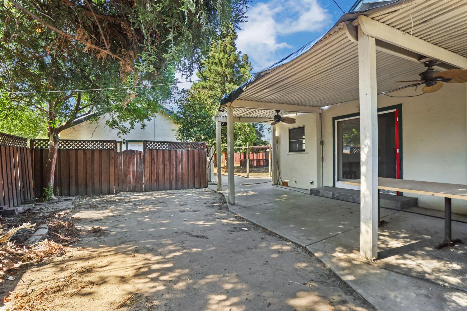 916 Elm Ave, Modesto, CA 95354