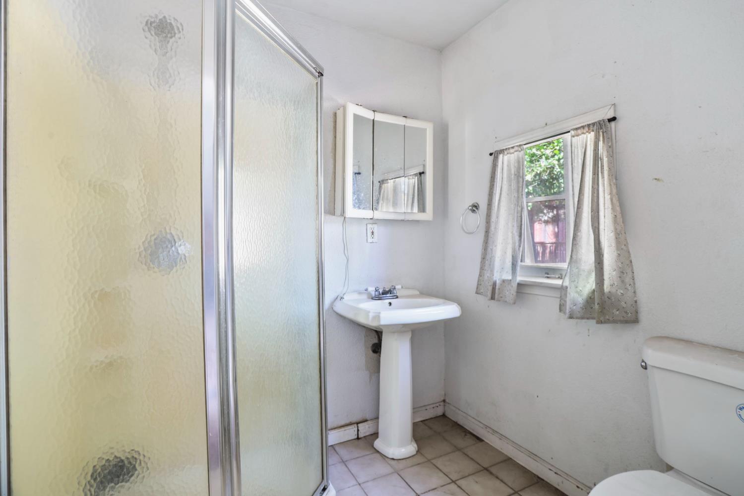 916 Elm Ave, Modesto, CA 95354