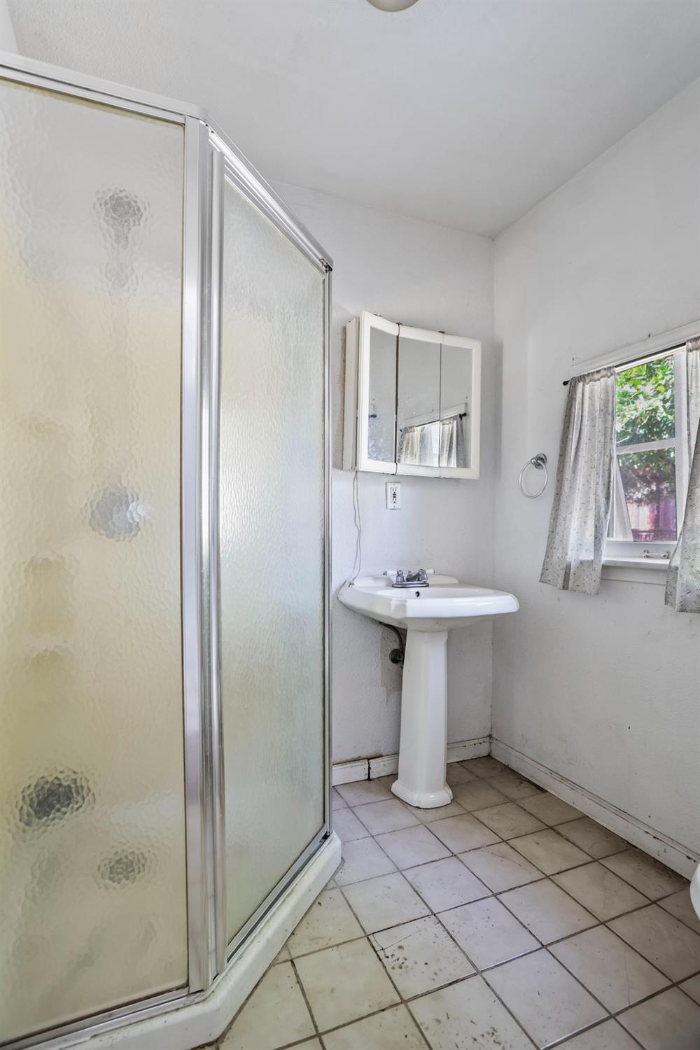 916 Elm Ave, Modesto, CA 95354