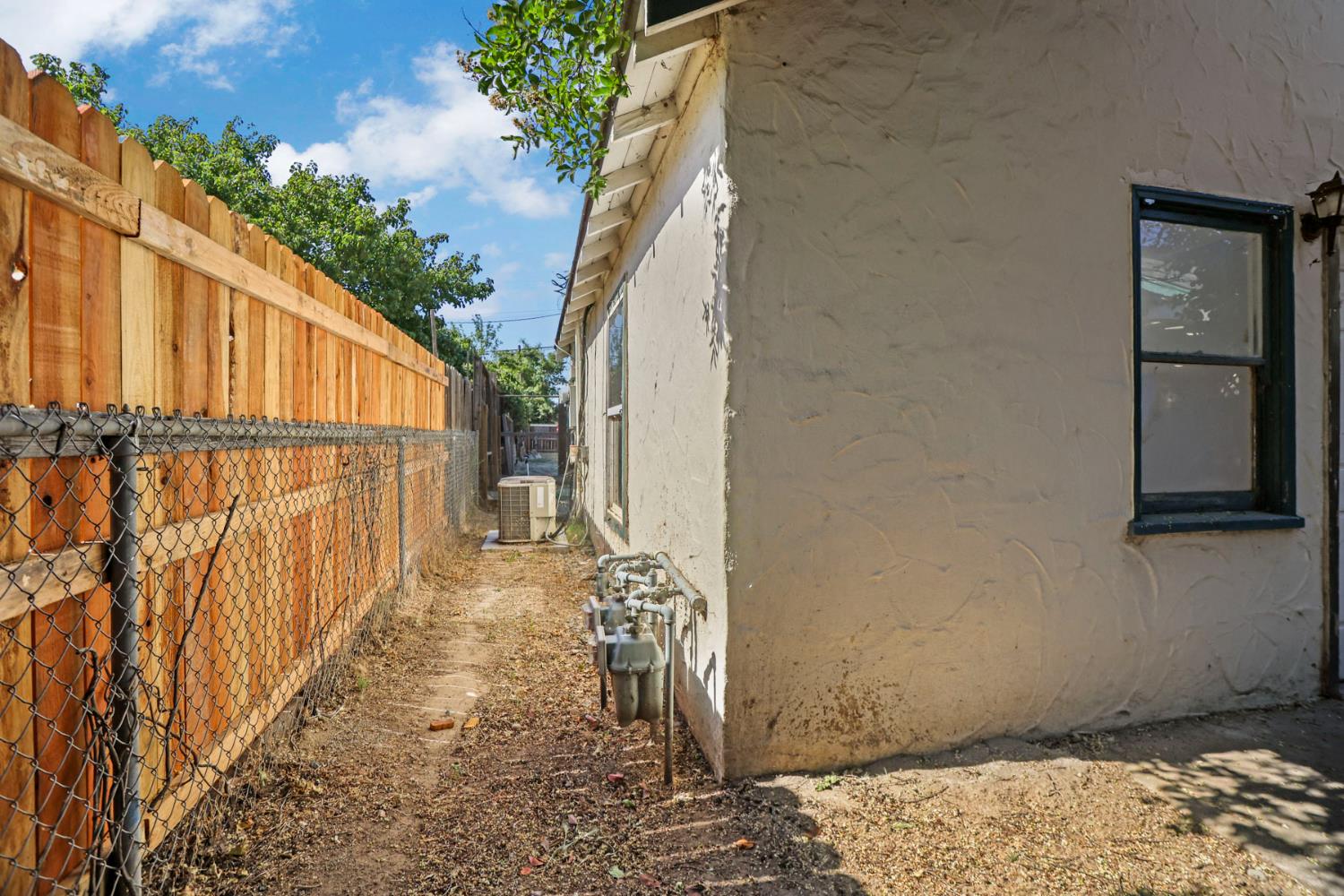 916 Elm Ave, Modesto, CA 95354