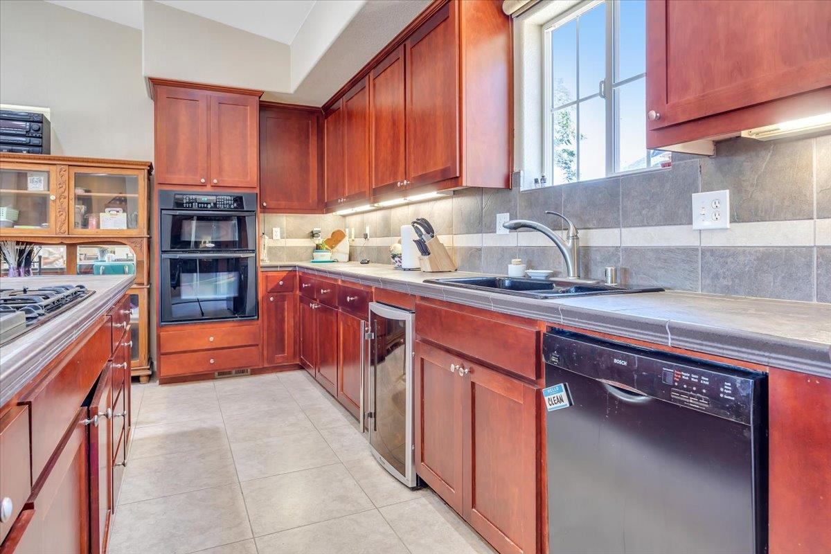 411 Sunrise Rd, Copperopolis, CA 95228