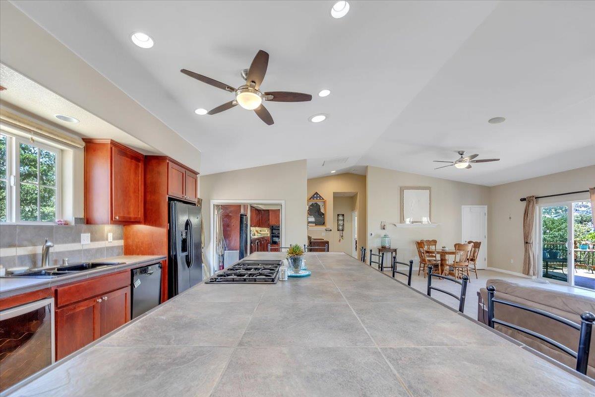 411 Sunrise Rd, Copperopolis, CA 95228