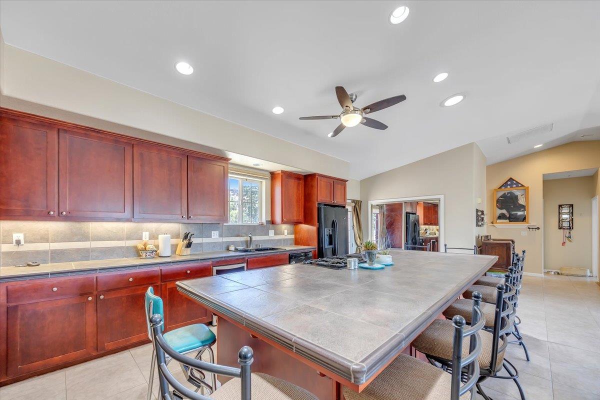 411 Sunrise Rd, Copperopolis, CA 95228