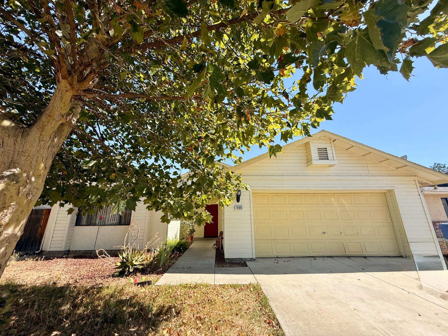 1666 Saltbrush Ave, Coalinga, CA 93210