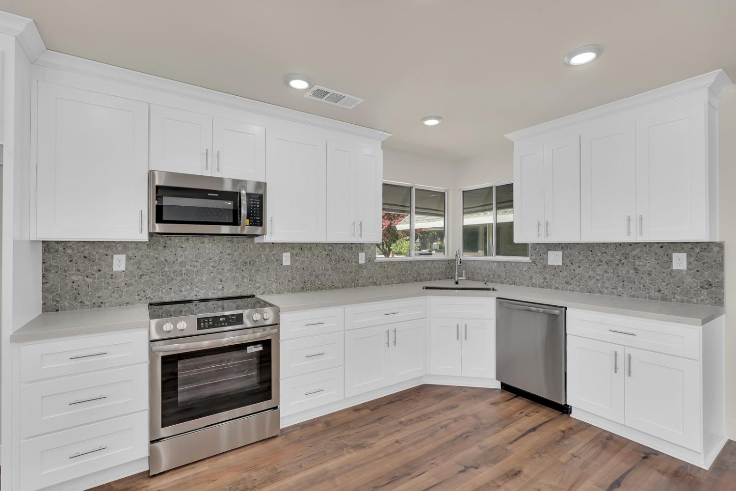 1011 Oregon Dr, Merced, CA 95340