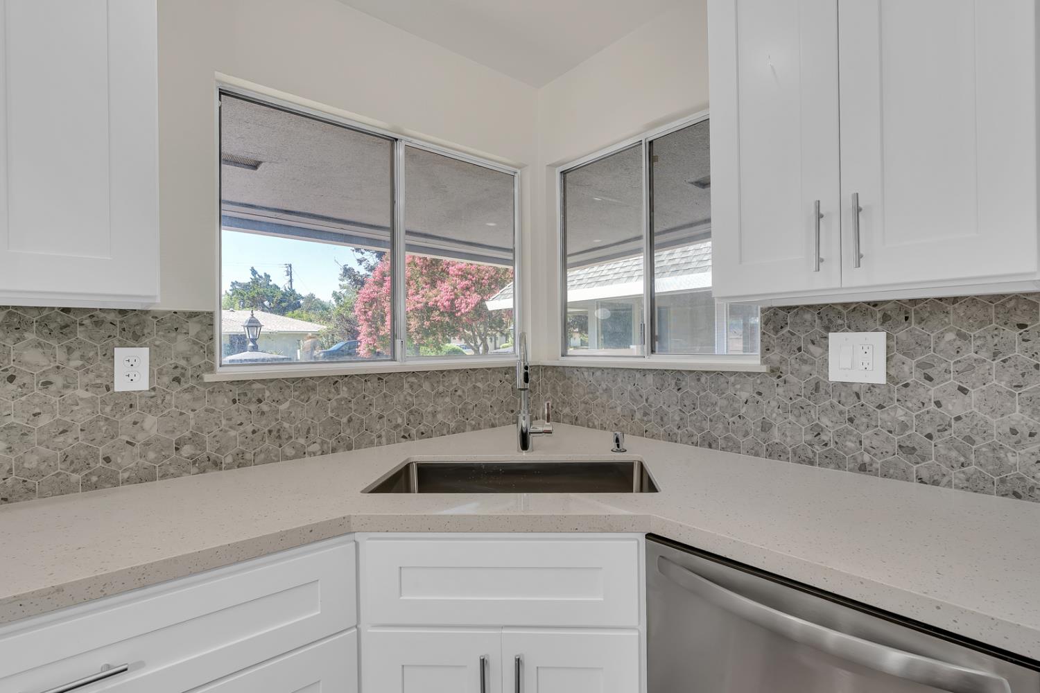 1011 Oregon Dr, Merced, CA 95340