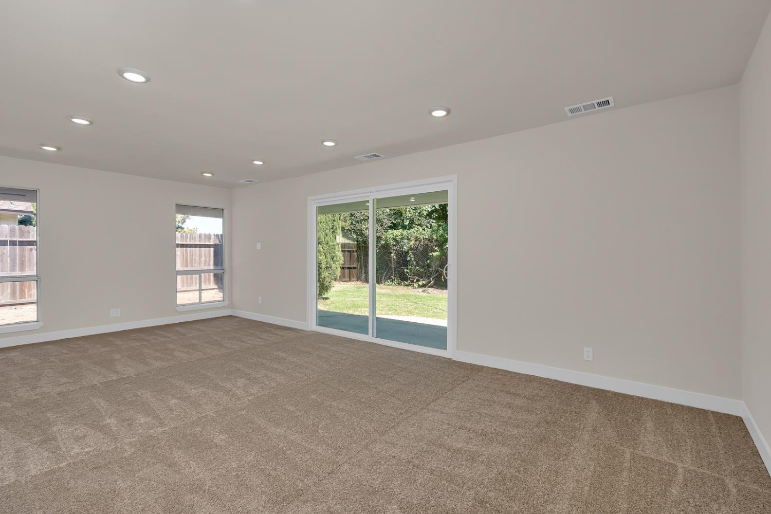 1011 Oregon Dr, Merced, CA 95340
