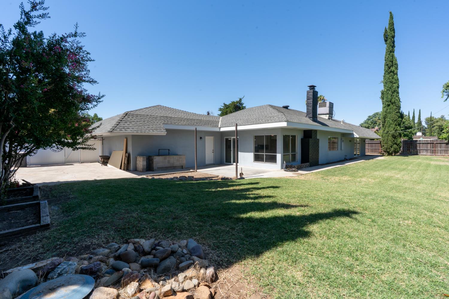 1011 Oregon Dr, Merced, CA 95340