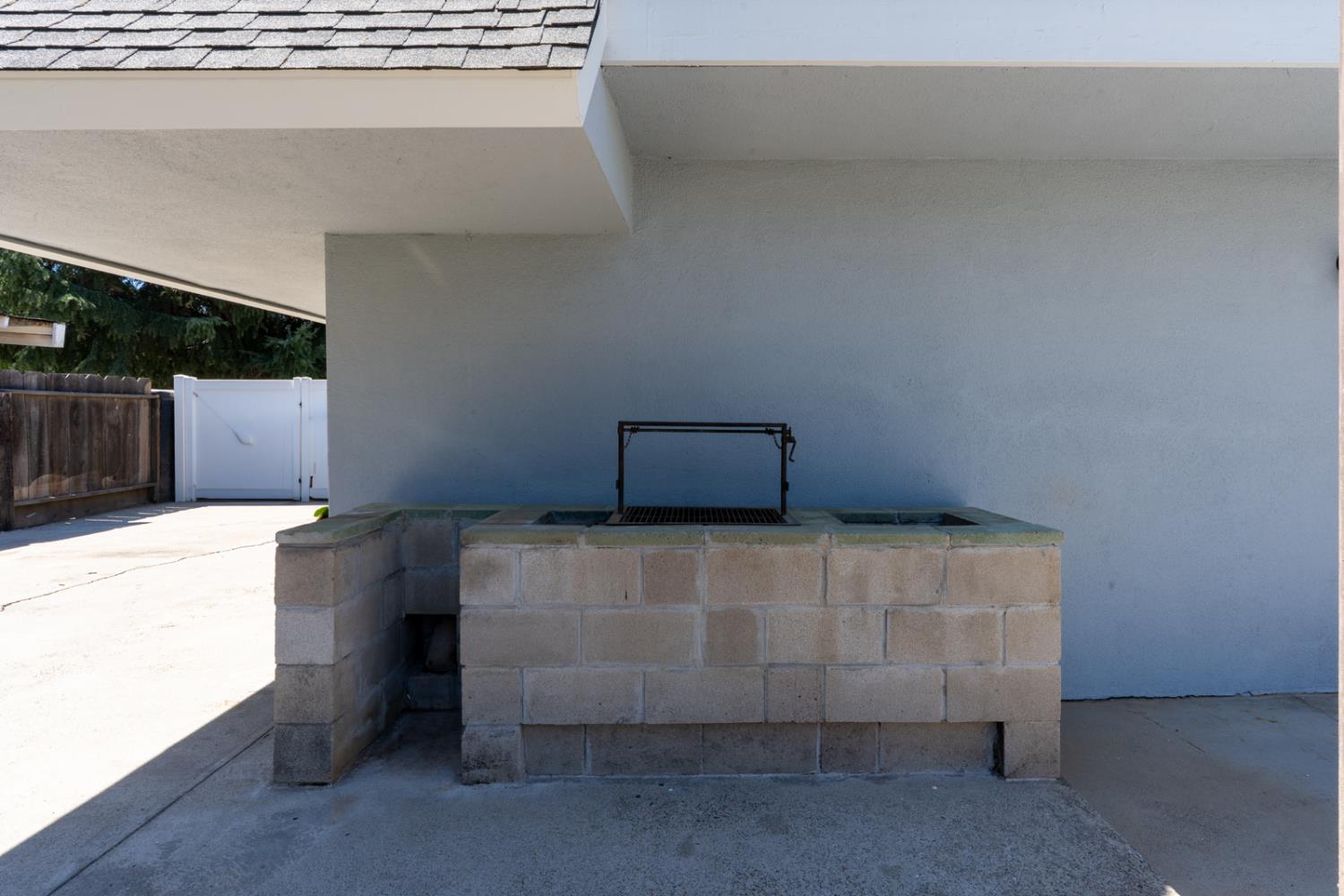1011 Oregon Dr, Merced, CA 95340
