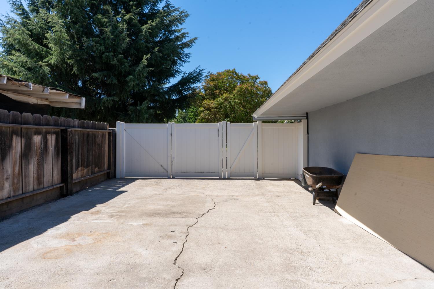 1011 Oregon Dr, Merced, CA 95340