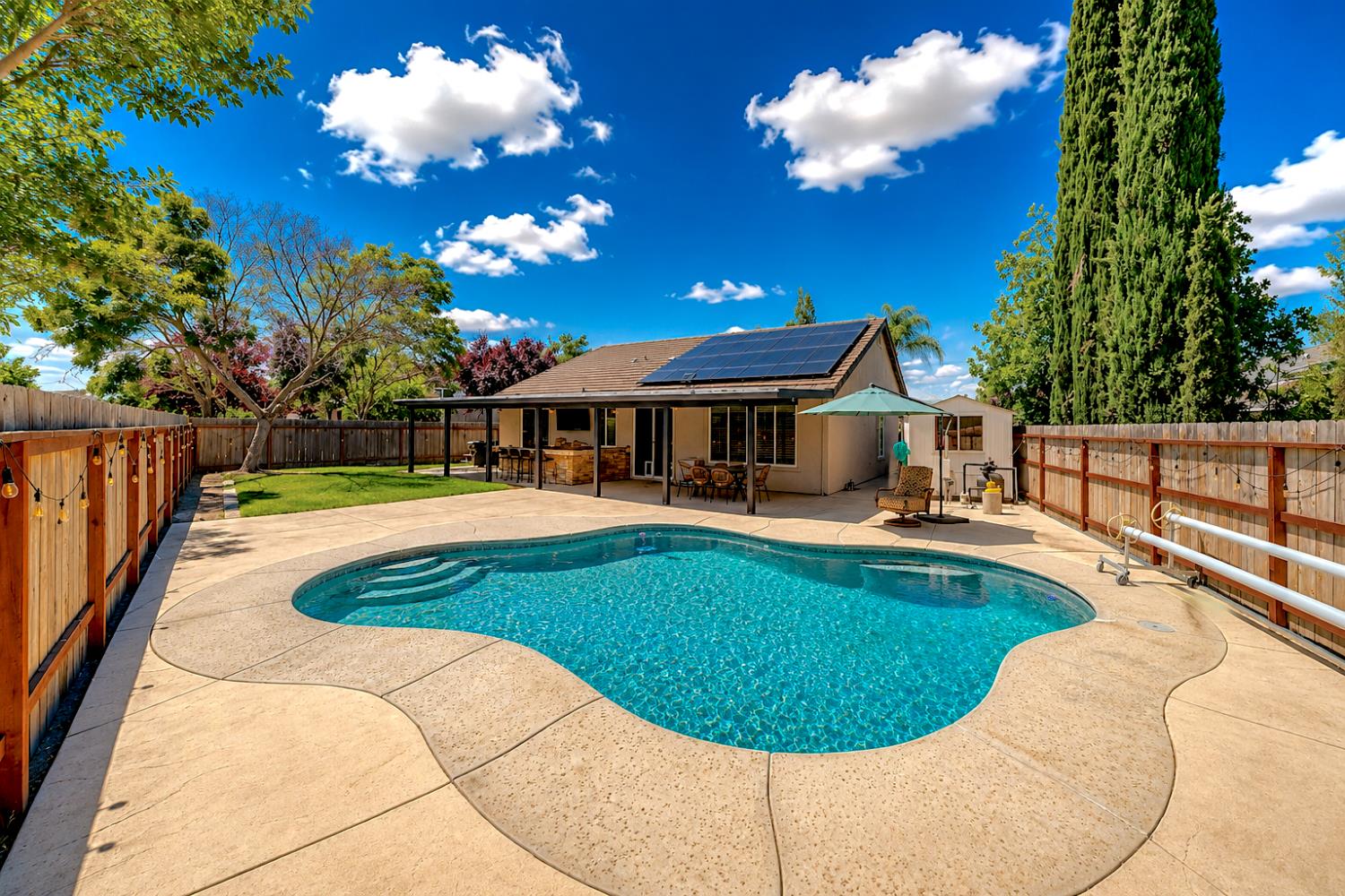 1880 Basil Dr, Manteca, CA 95336