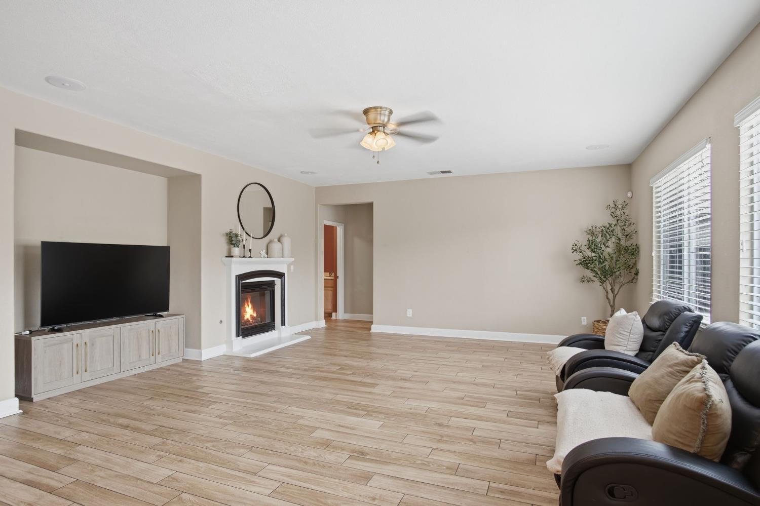 1527 Phlox Dr, Patterson, CA 95363