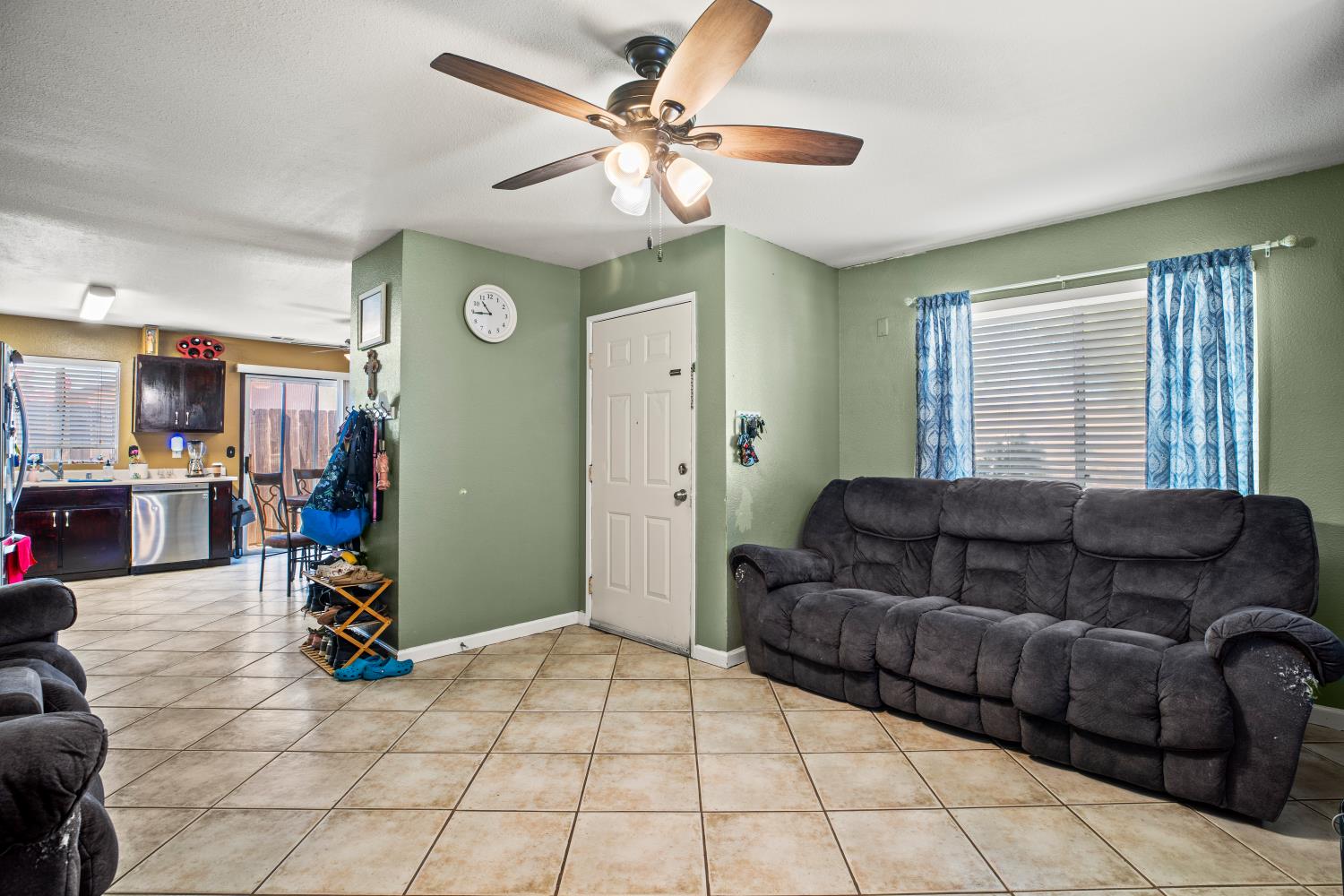 6073 Canter Dr, Riverbank, CA 95367