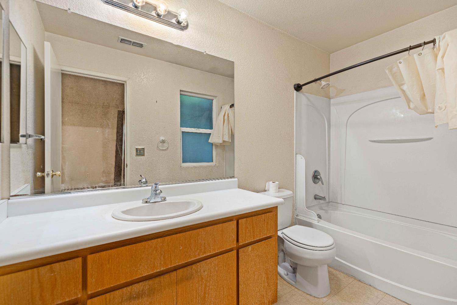 310 W F St, Turlock, CA 95380