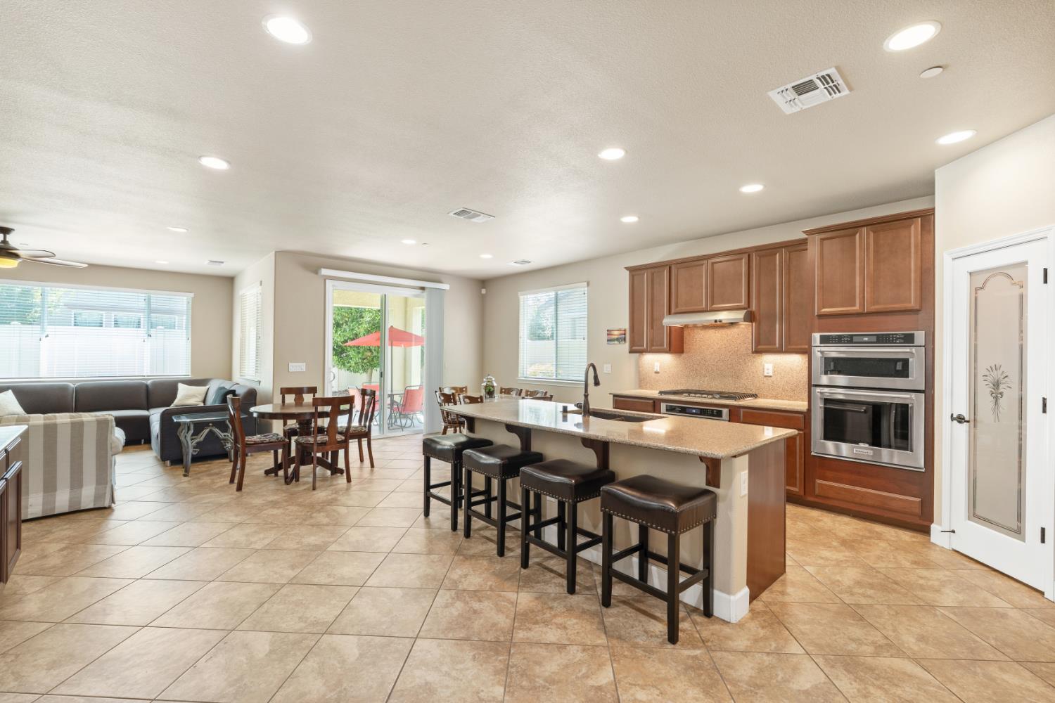 1384 Arbor Brook Dr, Manteca, CA 95336