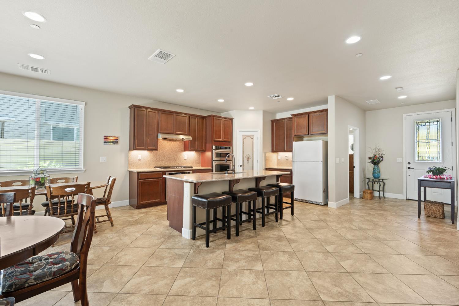 1384 Arbor Brook Dr, Manteca, CA 95336