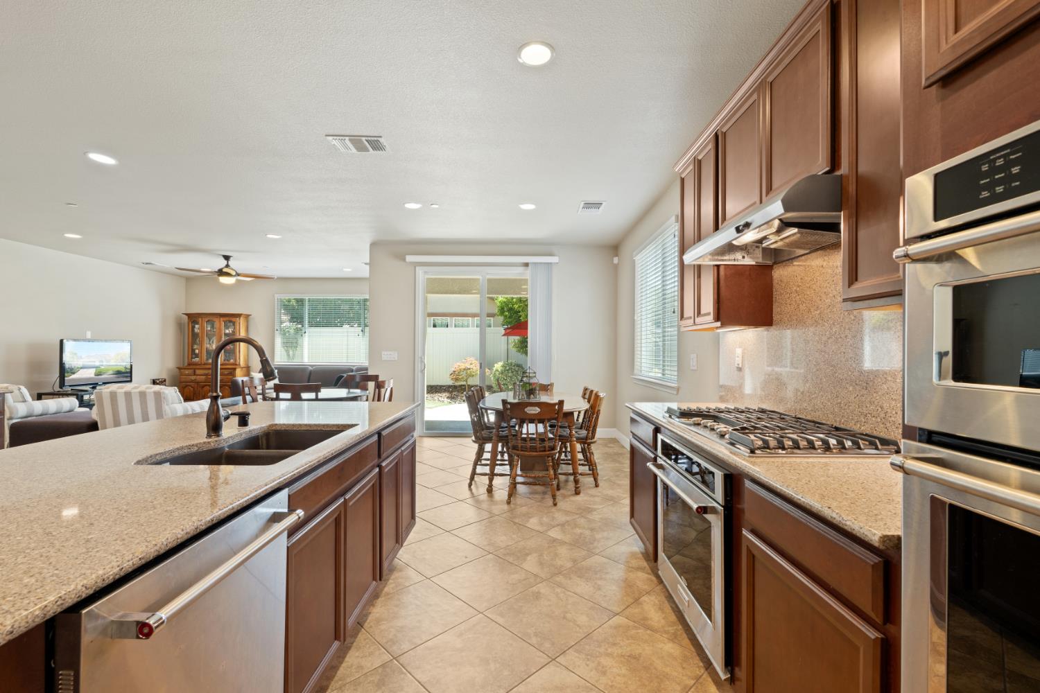 1384 Arbor Brook Dr, Manteca, CA 95336