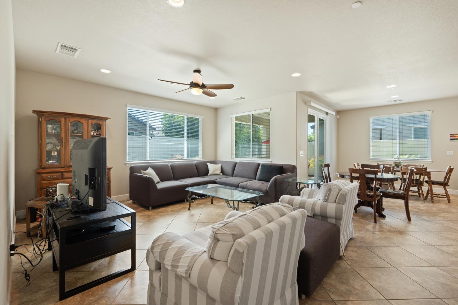 1384 Arbor Brook Dr, Manteca, CA 95336