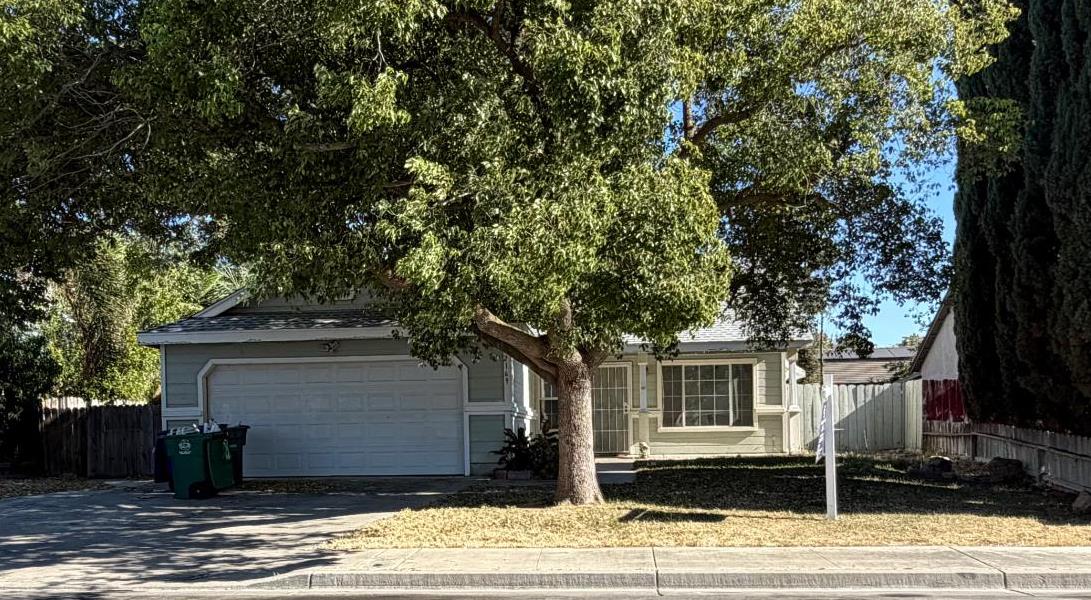 2169 Laguna Way, Los Banos, CA 93635