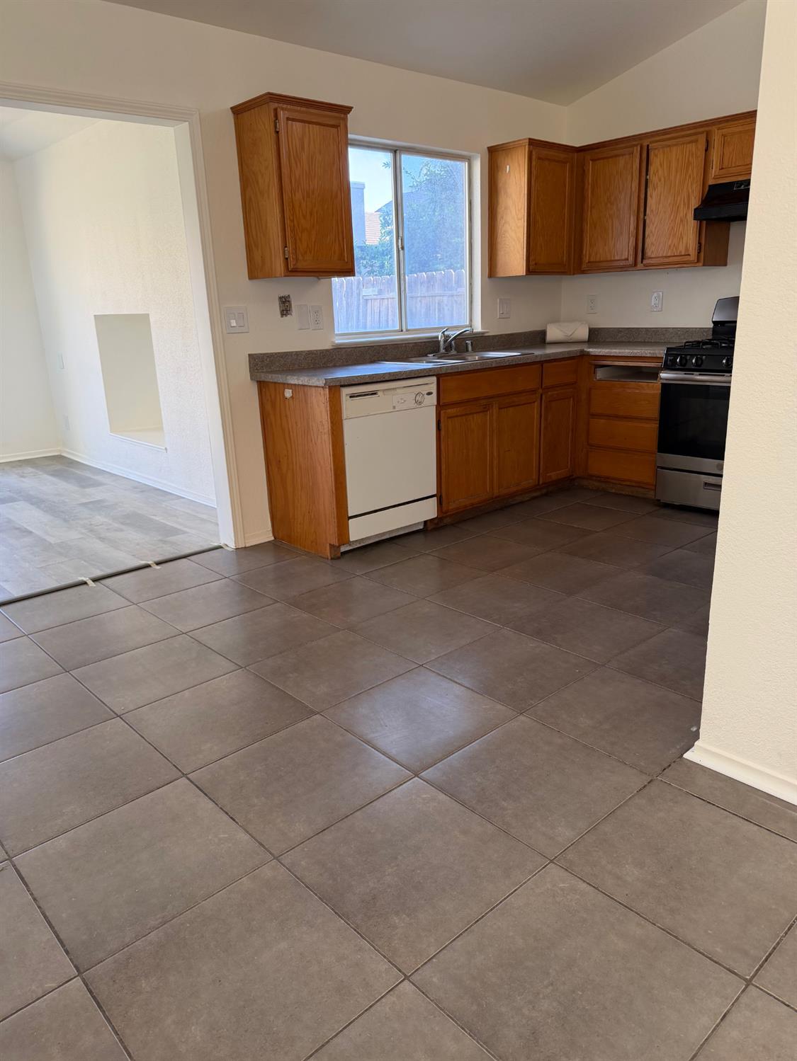 2169 Laguna Way, Los Banos, CA 93635