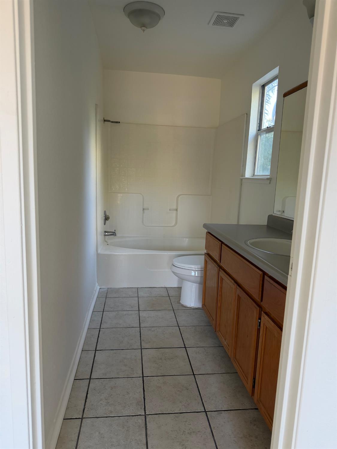 2169 Laguna Way, Los Banos, CA 93635