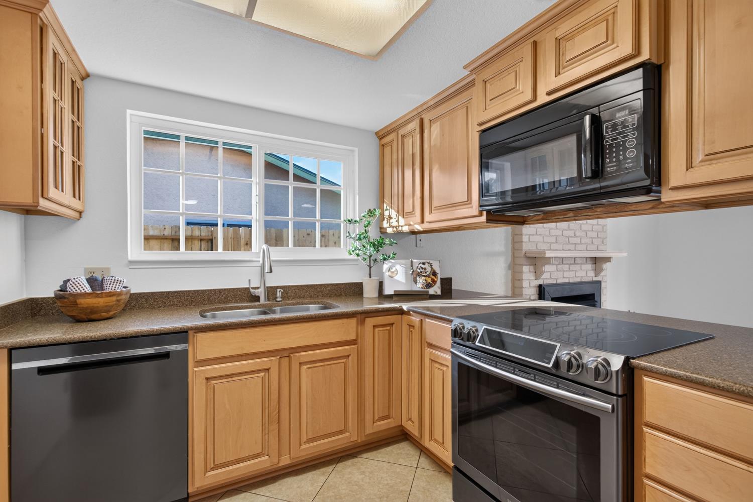 1542 Greenwood Way, Los Banos, CA 93635