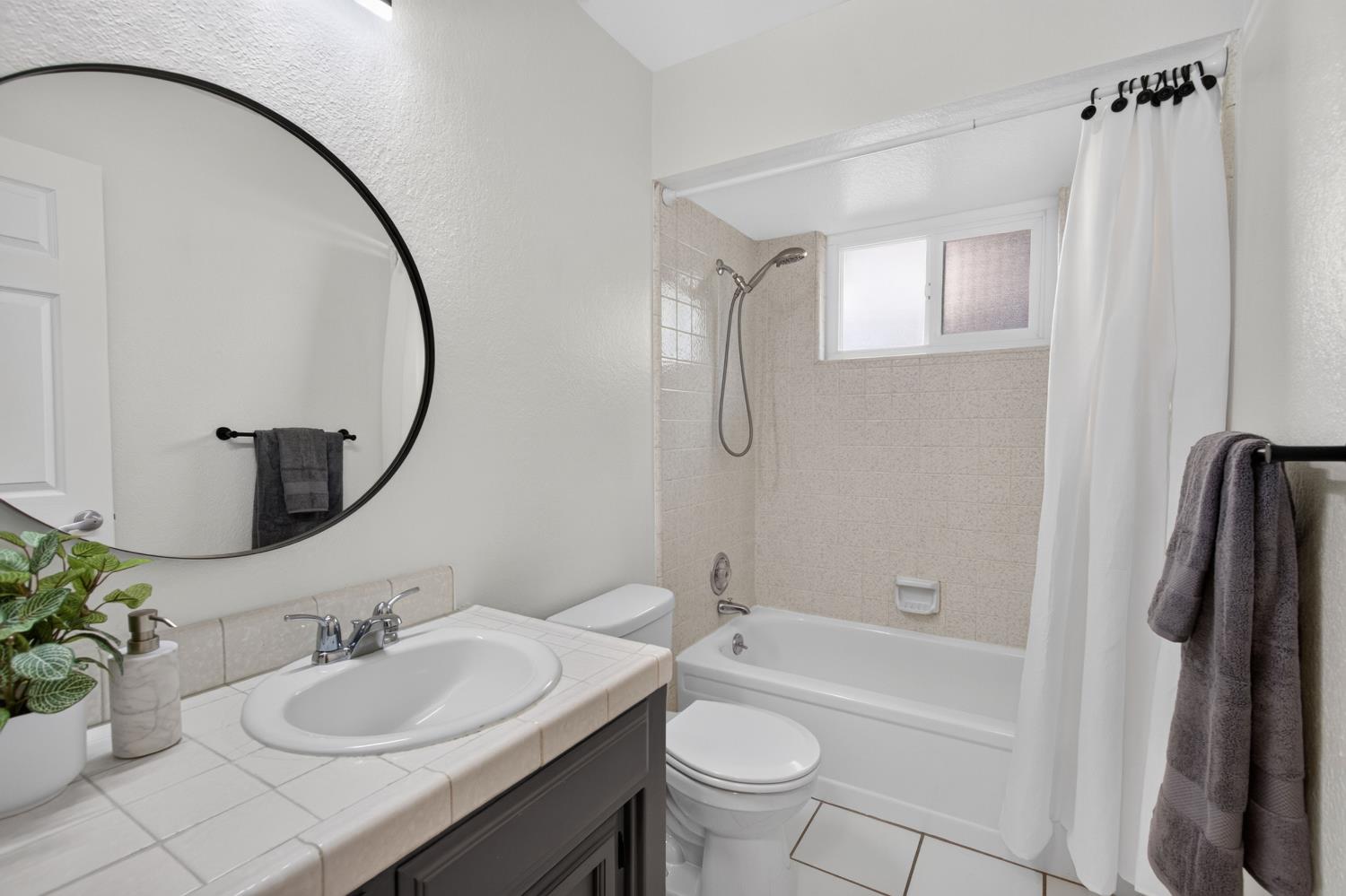 1542 Greenwood Way, Los Banos, CA 93635