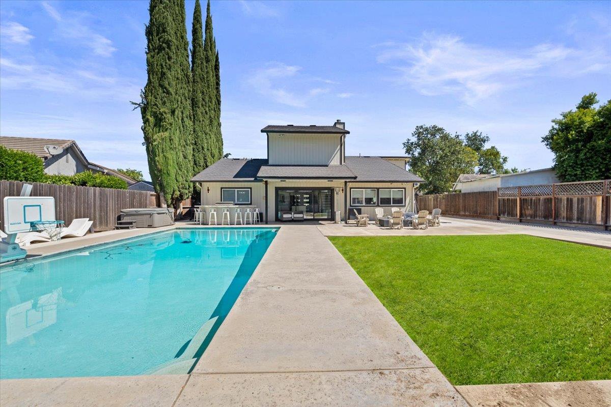 770 Mulholand Dr, Ripon, CA 95366