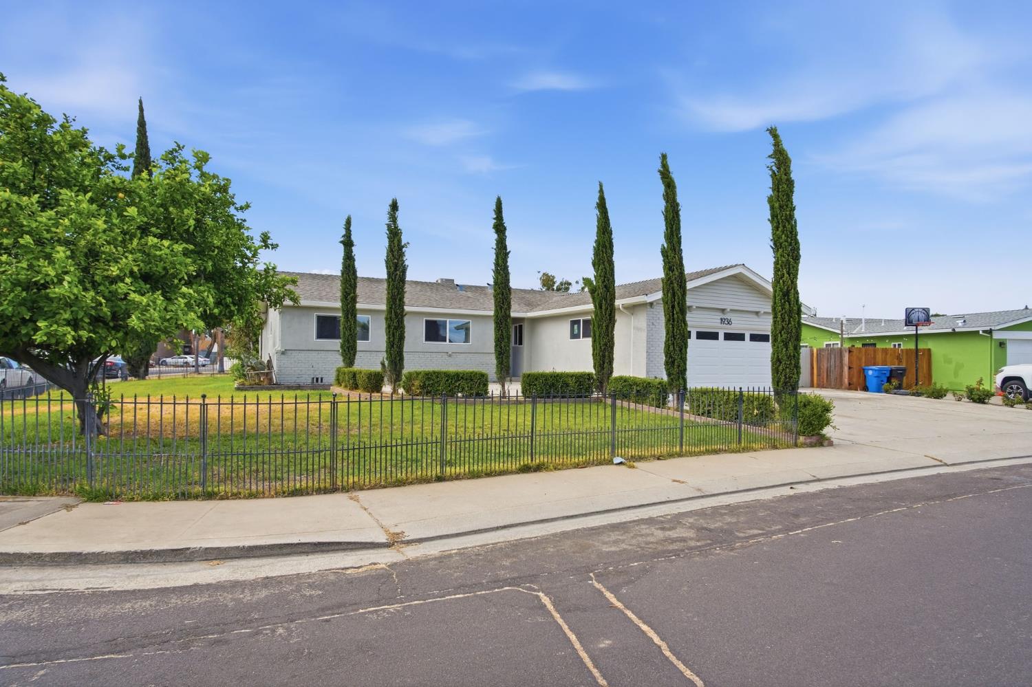1396 Mitchell Ln, Manteca, CA 95336