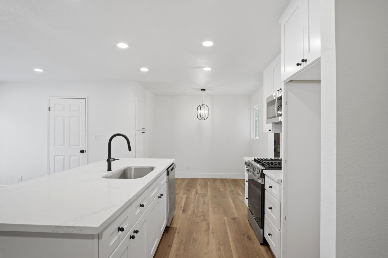 1396 Mitchell Ln, Manteca, CA 95336