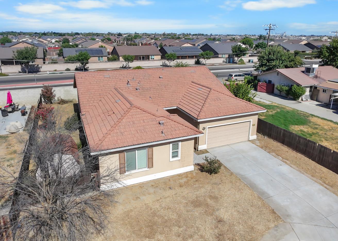 1724 W Summer Blossom Way, Hanford, CA 93230