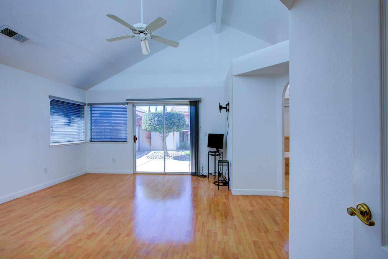 1029 Neal St, Los Banos, CA 93635