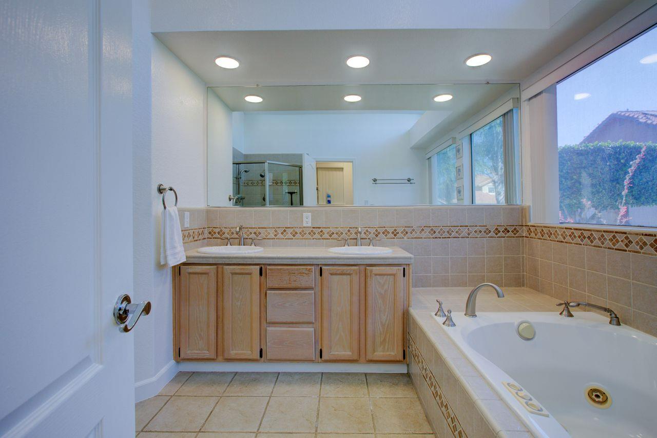 1029 Neal St, Los Banos, CA 93635