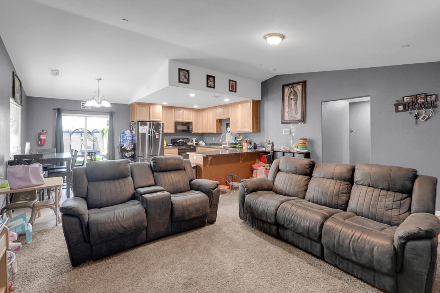 7480 W Meadowlark Ct, Winton, CA 95388