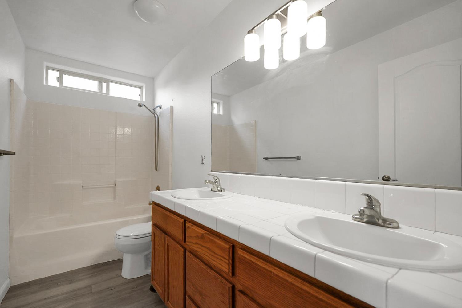 528 Burgundy St, Los Banos, CA 93635