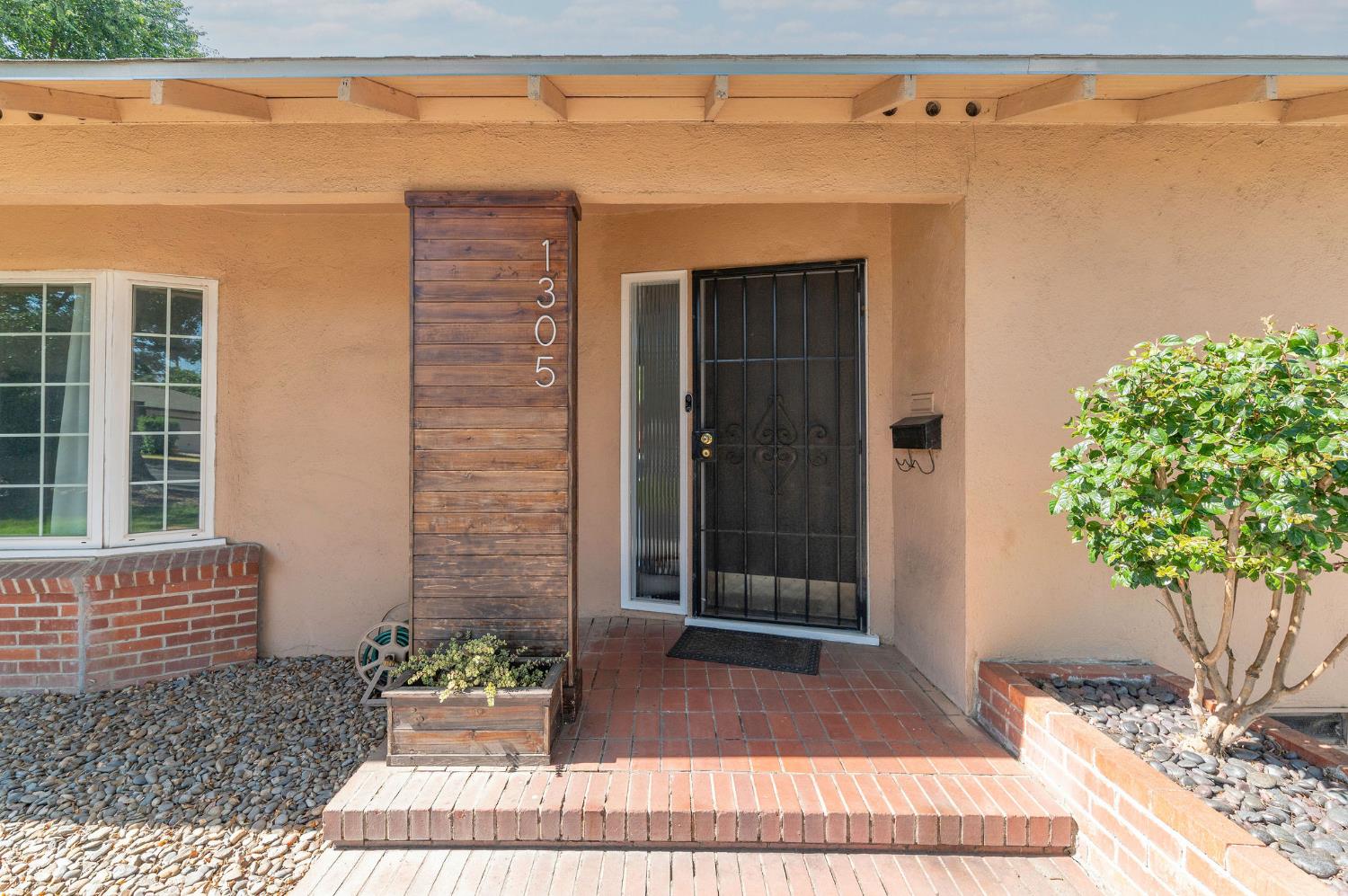 1305 Glenwood Dr, Modesto, CA 95350
